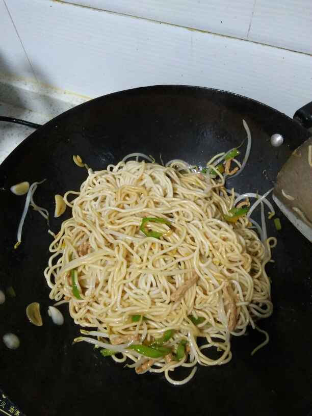 豆芽肉丝炒面