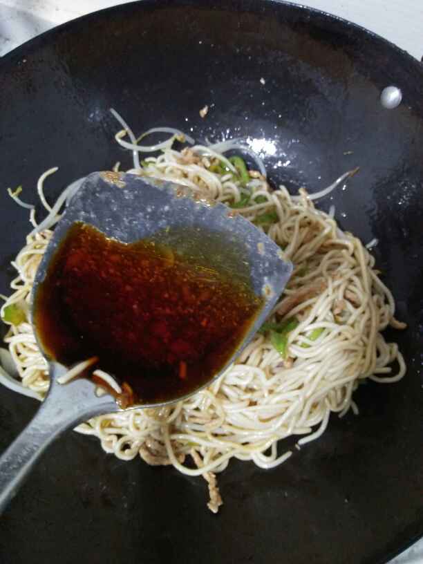 豆芽肉丝炒面