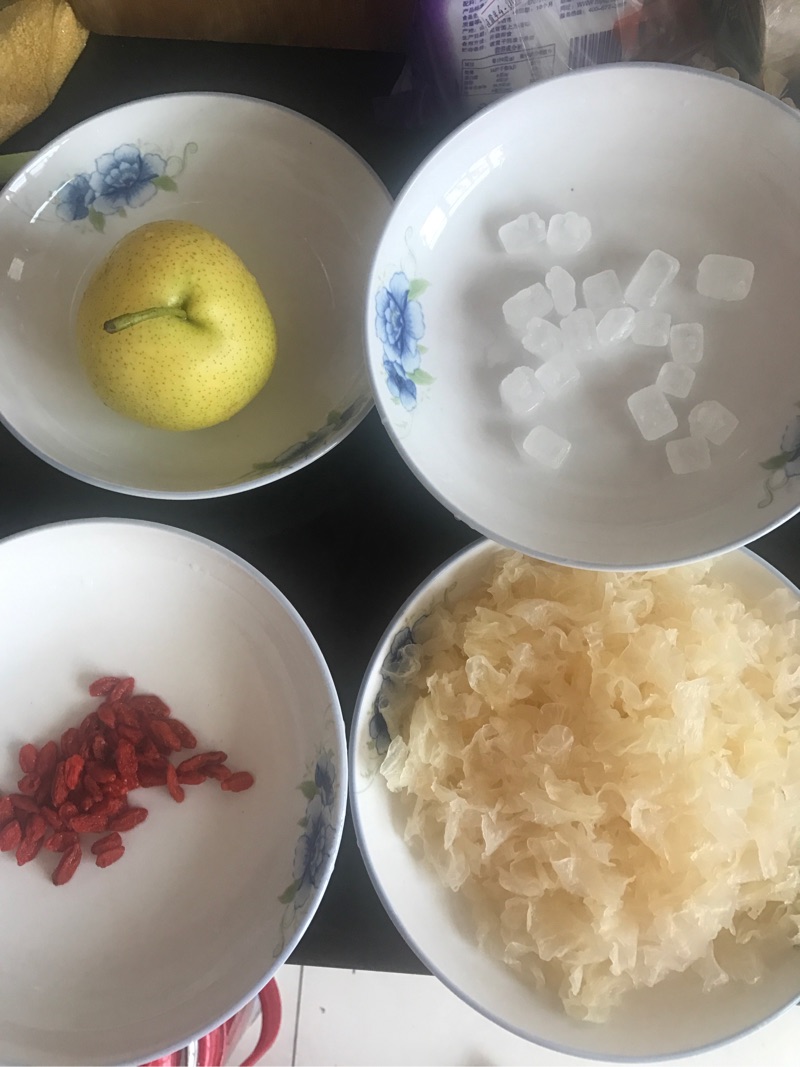 冰糖雪梨炖银耳