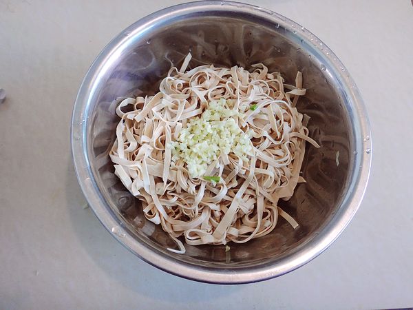 油炸鸡枞菌拌豆丝