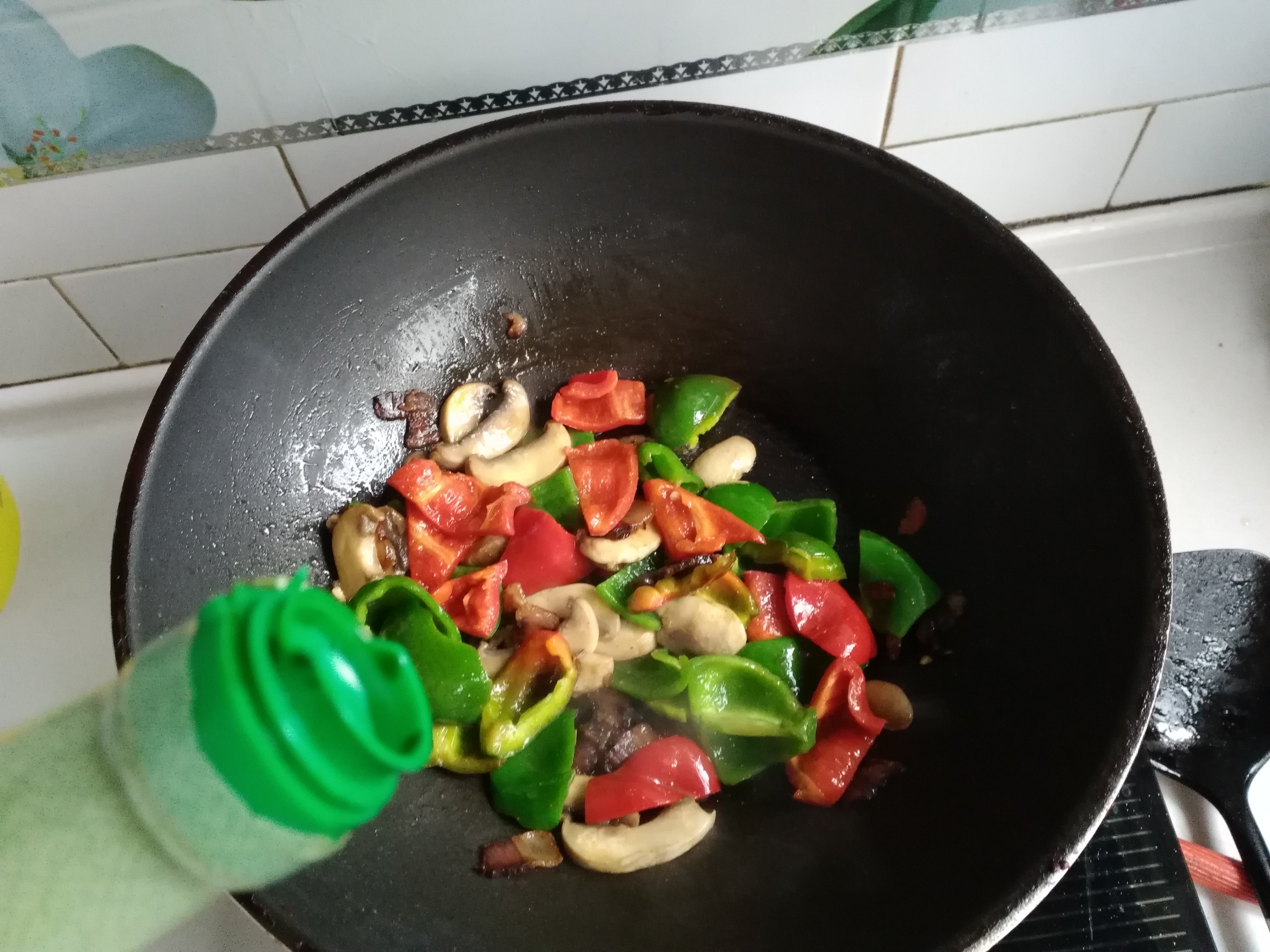 青红辣椒炒蘑菇