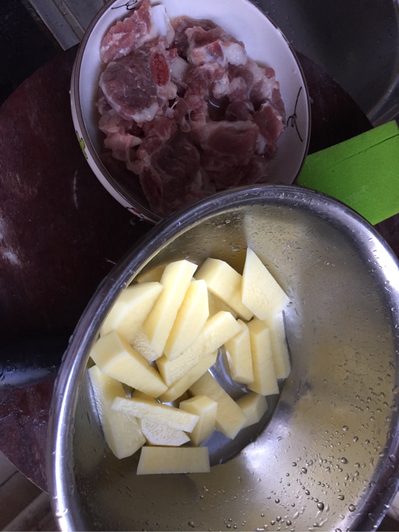 土豆烧排骨