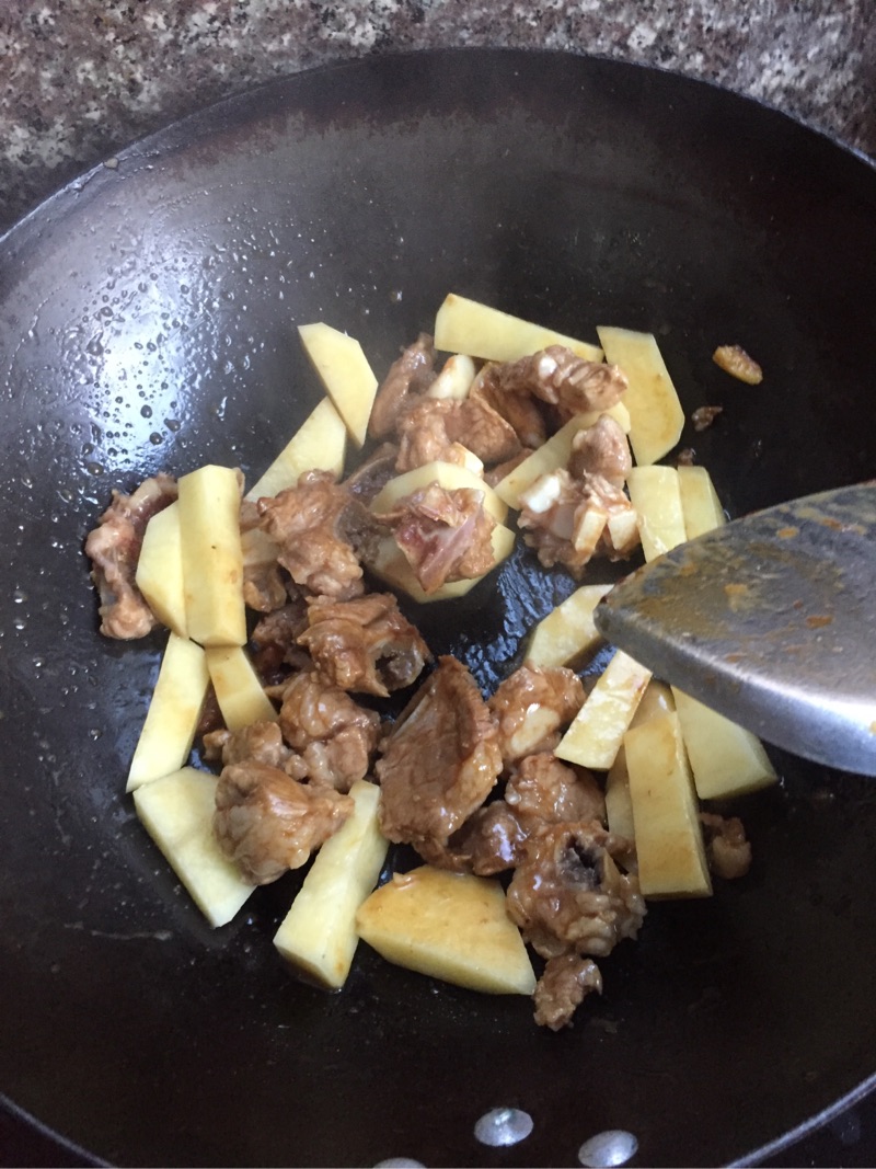 土豆烧排骨