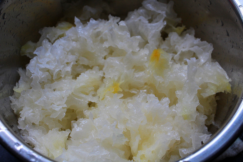 砂锅银耳莲子羹