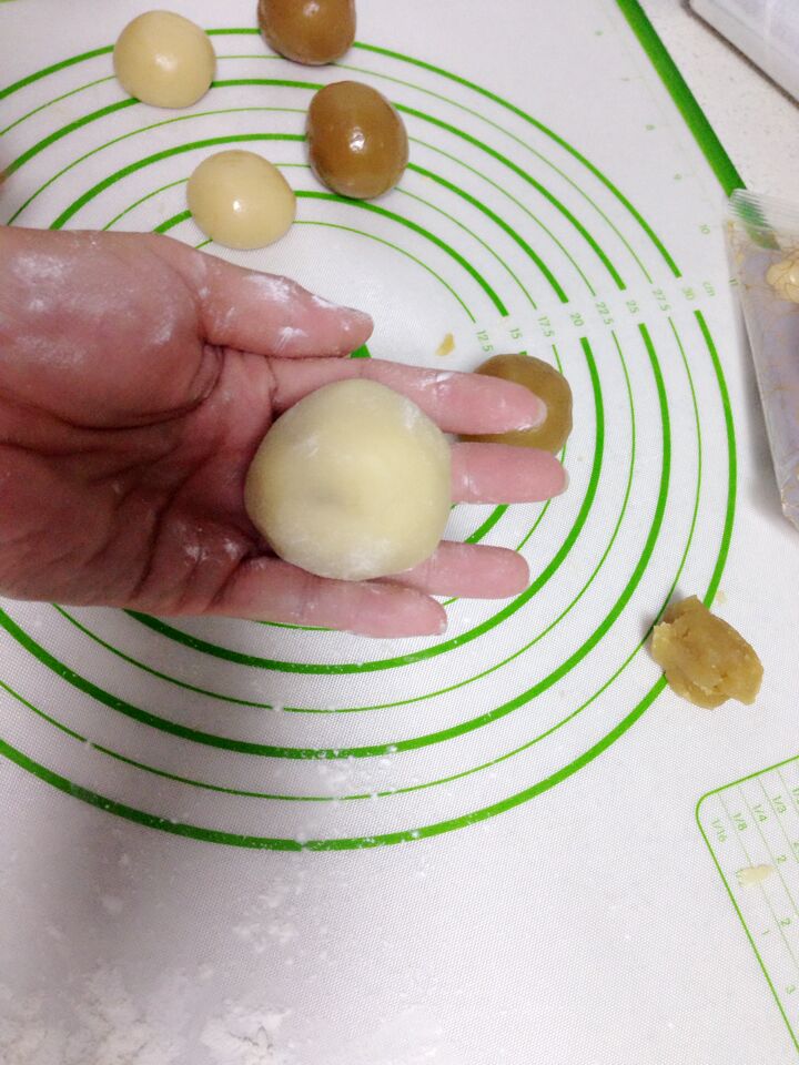 莲蓉广式月饼