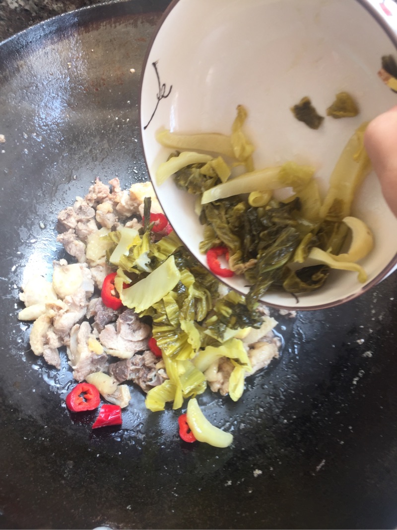 酸菜炒鸡块