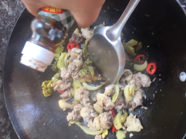 酸菜炒鸡块