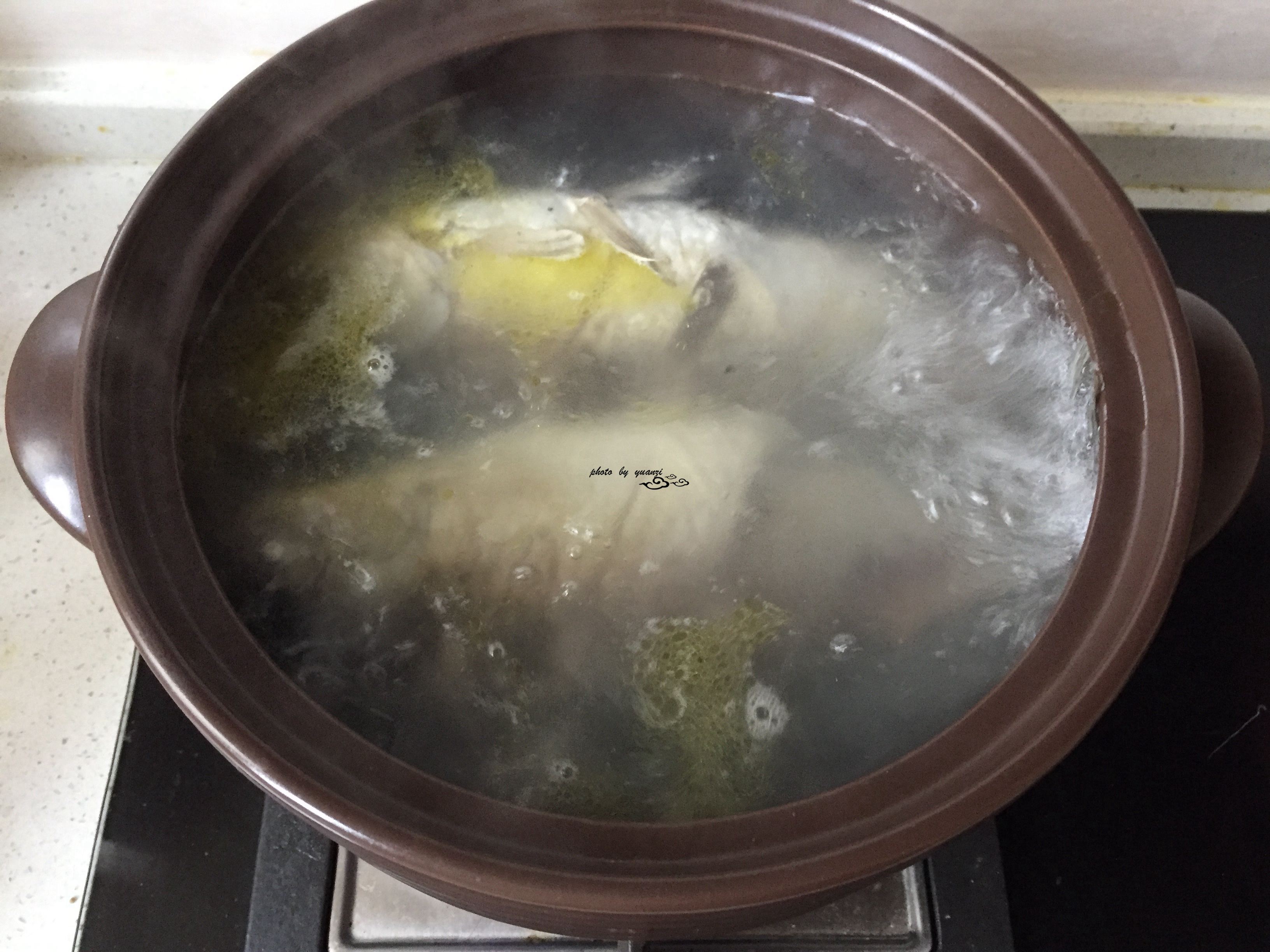 蟹味菇鲫鱼汤