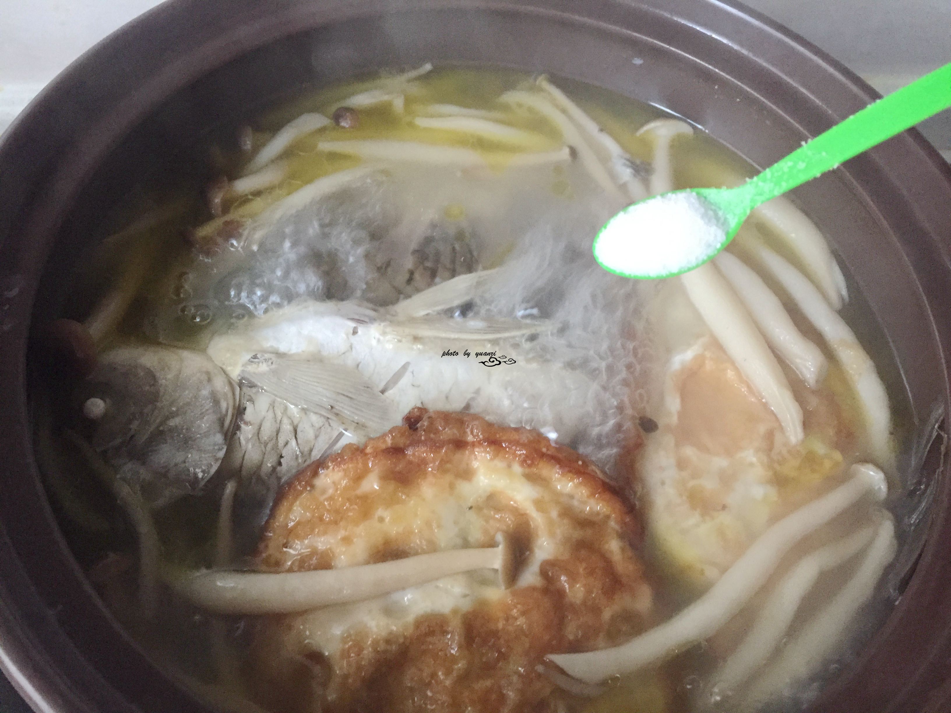 蟹味菇鲫鱼汤