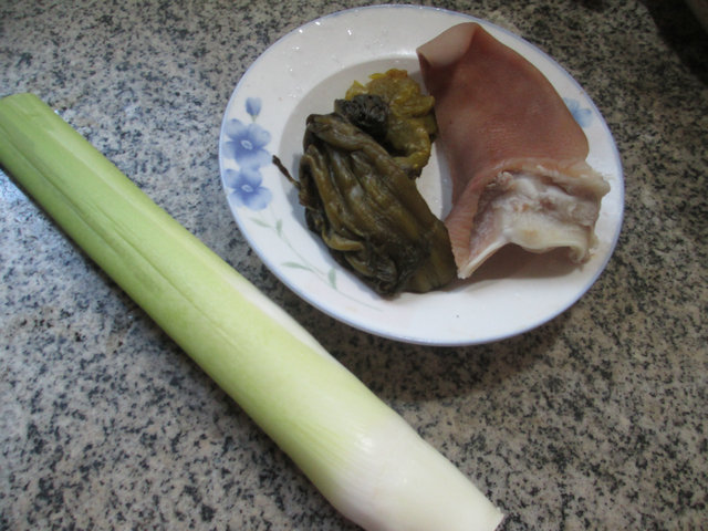 酸菜茭白炒猪耳朵