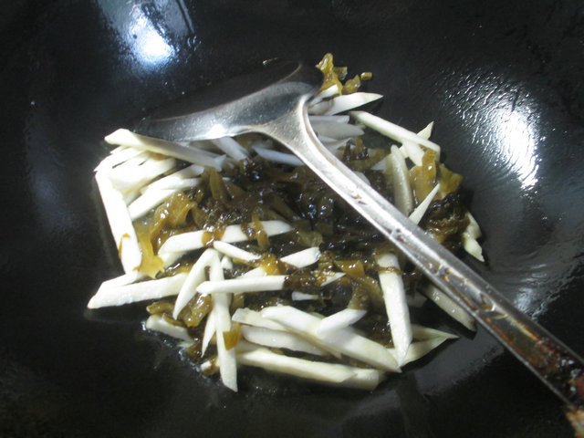 酸菜茭白炒猪耳朵