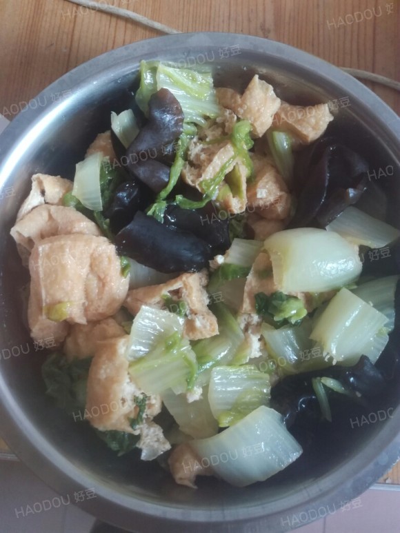 油豆腐木耳炖白菜