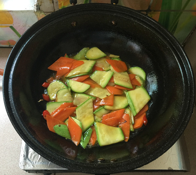 西葫芦红萝卜炒培根