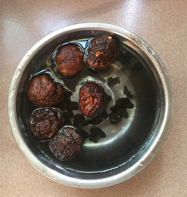 香菇片耳焖烧鸡腿