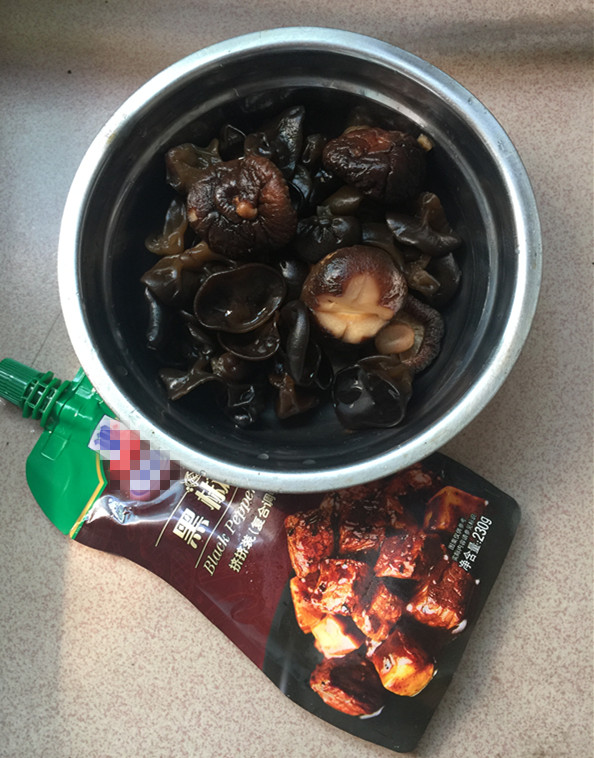 香菇片耳焖烧鸡腿
