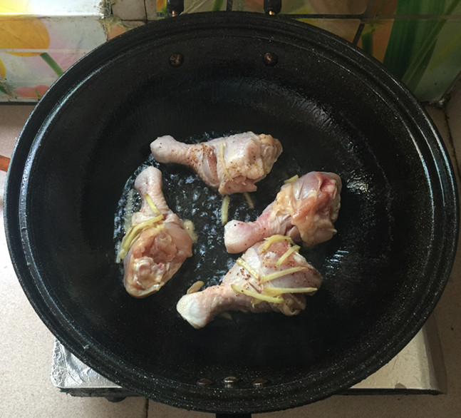 香菇片耳焖烧鸡腿