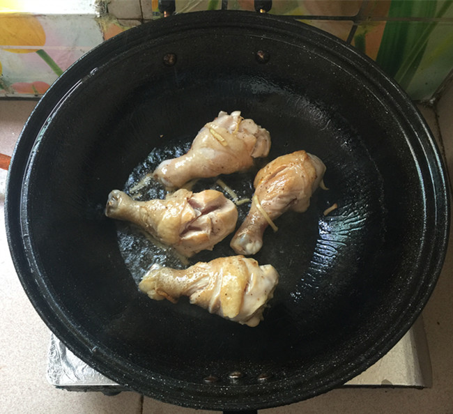 香菇片耳焖烧鸡腿