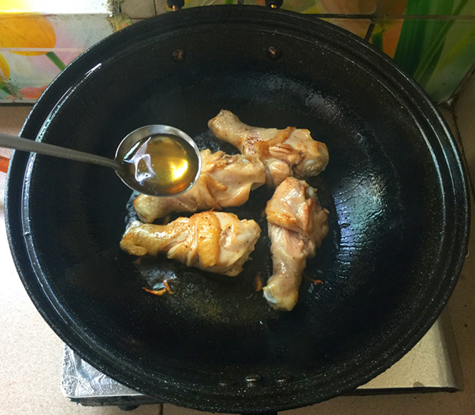 香菇片耳焖烧鸡腿