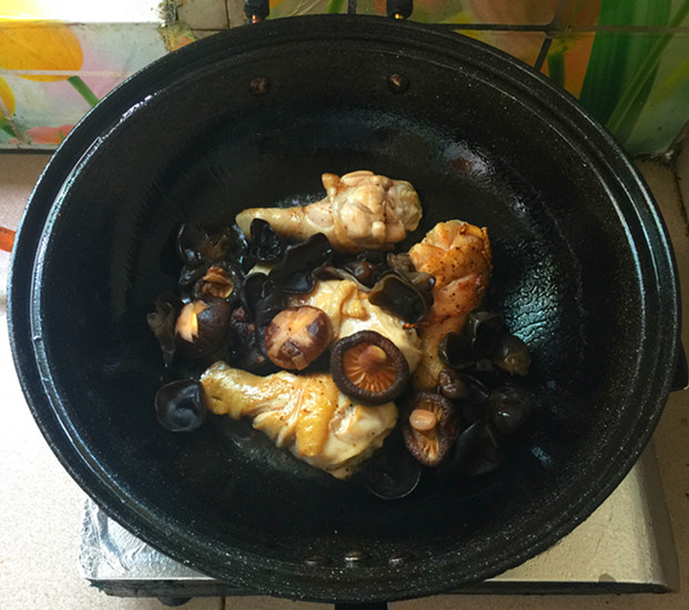 香菇片耳焖烧鸡腿
