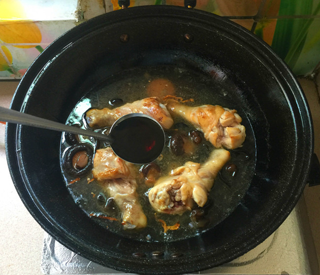 香菇片耳焖烧鸡腿