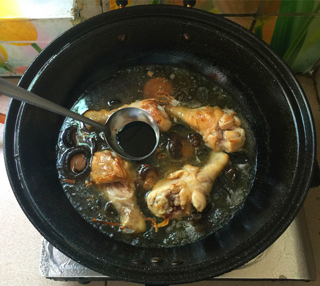 香菇片耳焖烧鸡腿