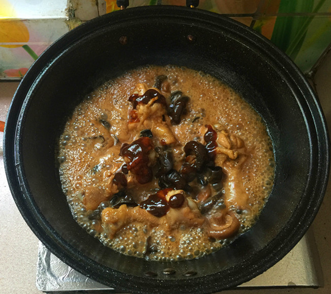 香菇片耳焖烧鸡腿