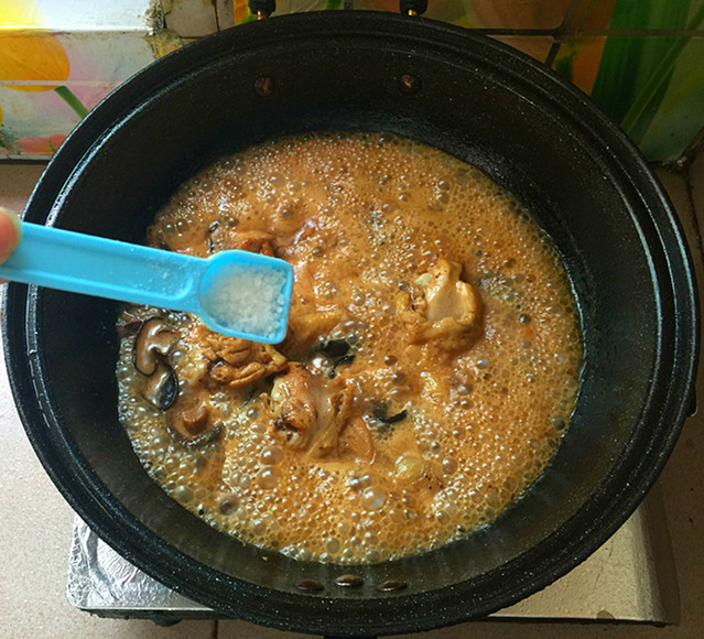 香菇片耳焖烧鸡腿