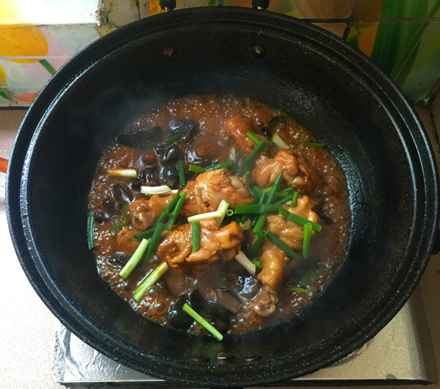 香菇片耳焖烧鸡腿