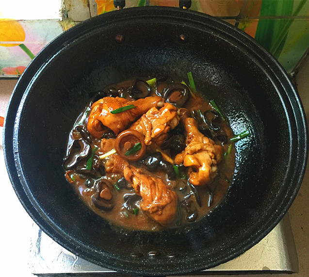 香菇片耳焖烧鸡腿