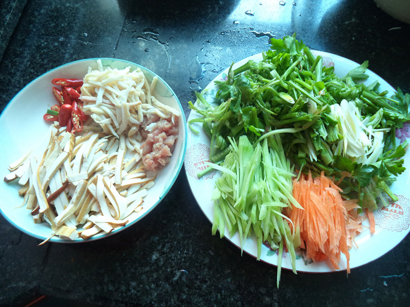 芹菜鱿鱼豆腐丝