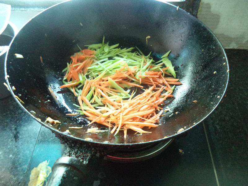 芹菜鱿鱼豆腐丝