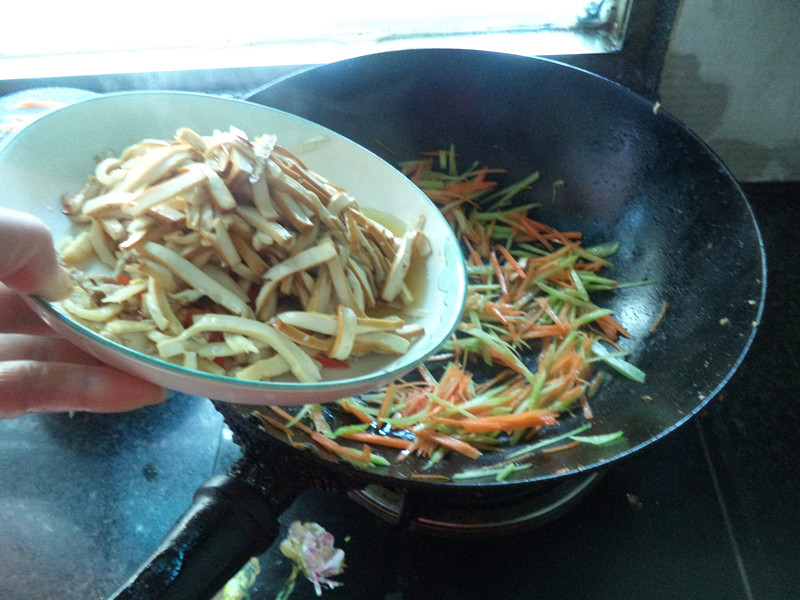 芹菜鱿鱼豆腐丝