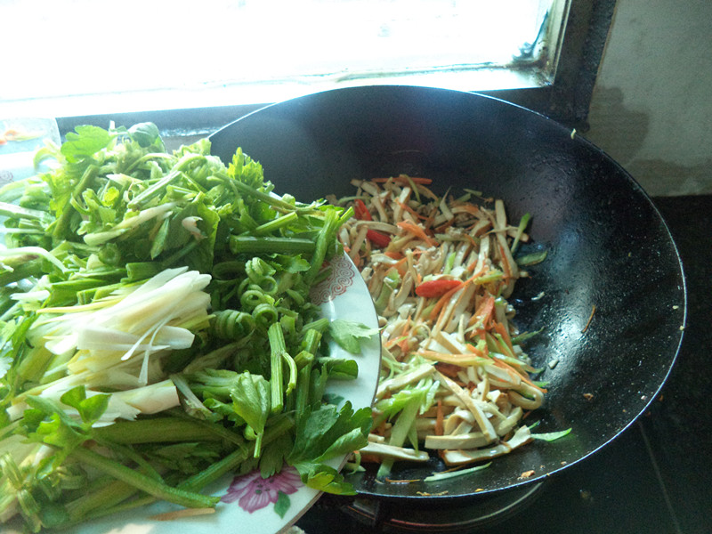 芹菜鱿鱼豆腐丝