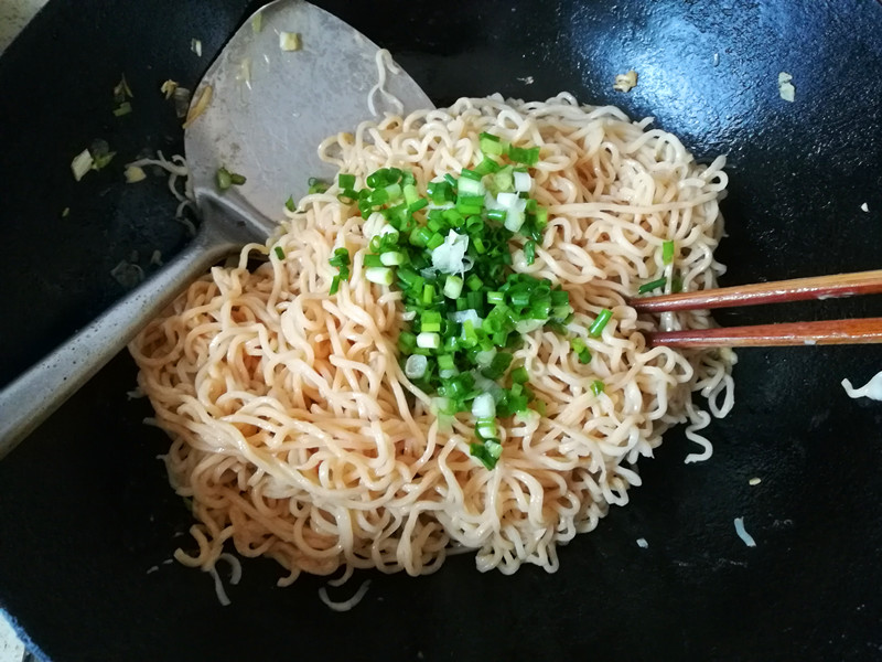 蒜香花生酱拌胡萝卜面