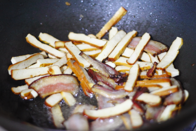 熏肉炒芹菜豆腐干