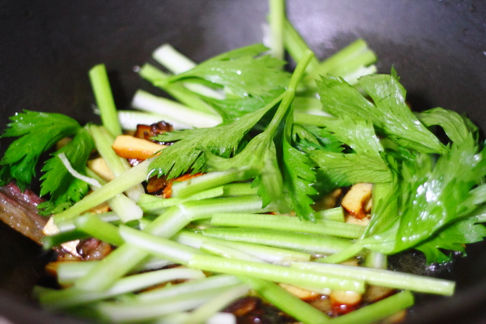 熏肉炒芹菜豆腐干