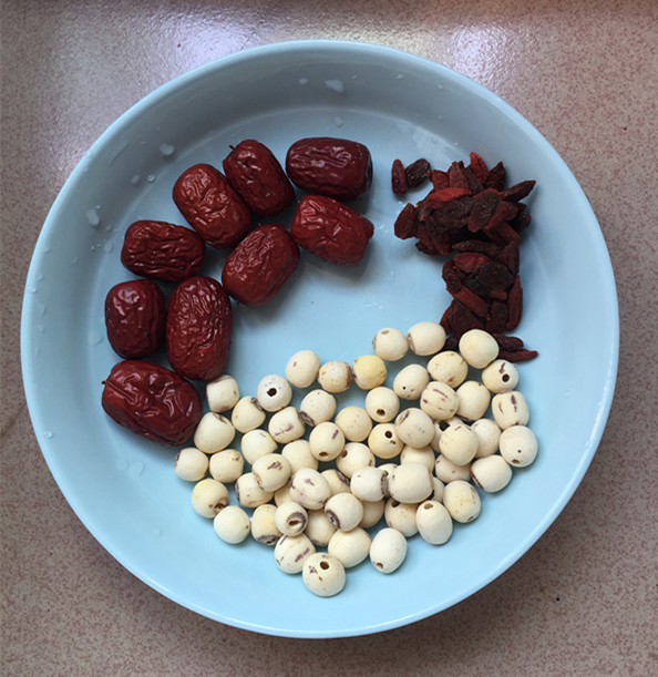 莲子红枣砂锅鸡汤