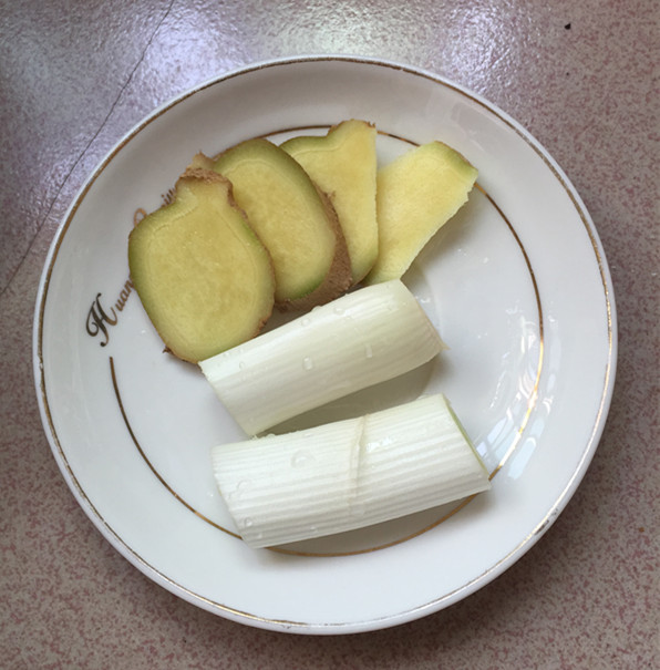 莲子红枣砂锅鸡汤