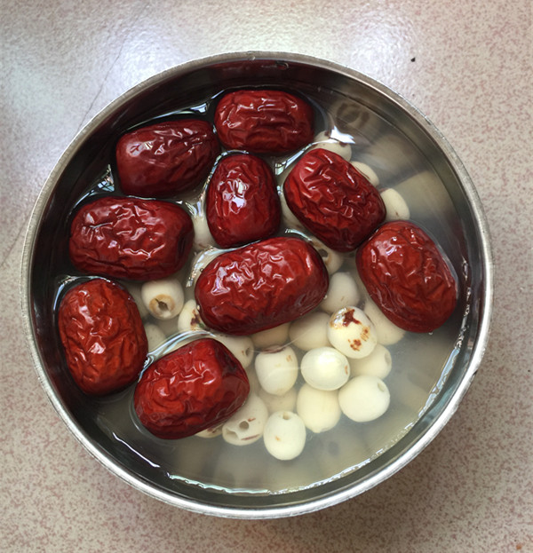 莲子红枣砂锅鸡汤