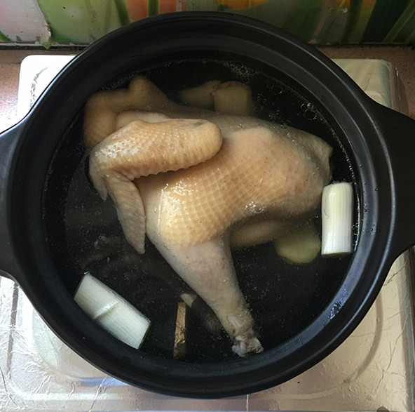 莲子红枣砂锅鸡汤