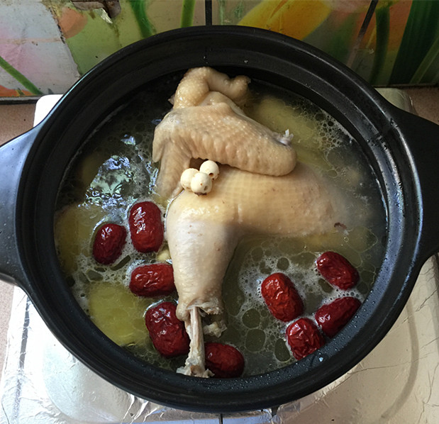莲子红枣砂锅鸡汤