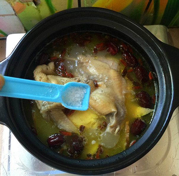莲子红枣砂锅鸡汤