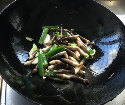 鸡枞菌熘鸡脯