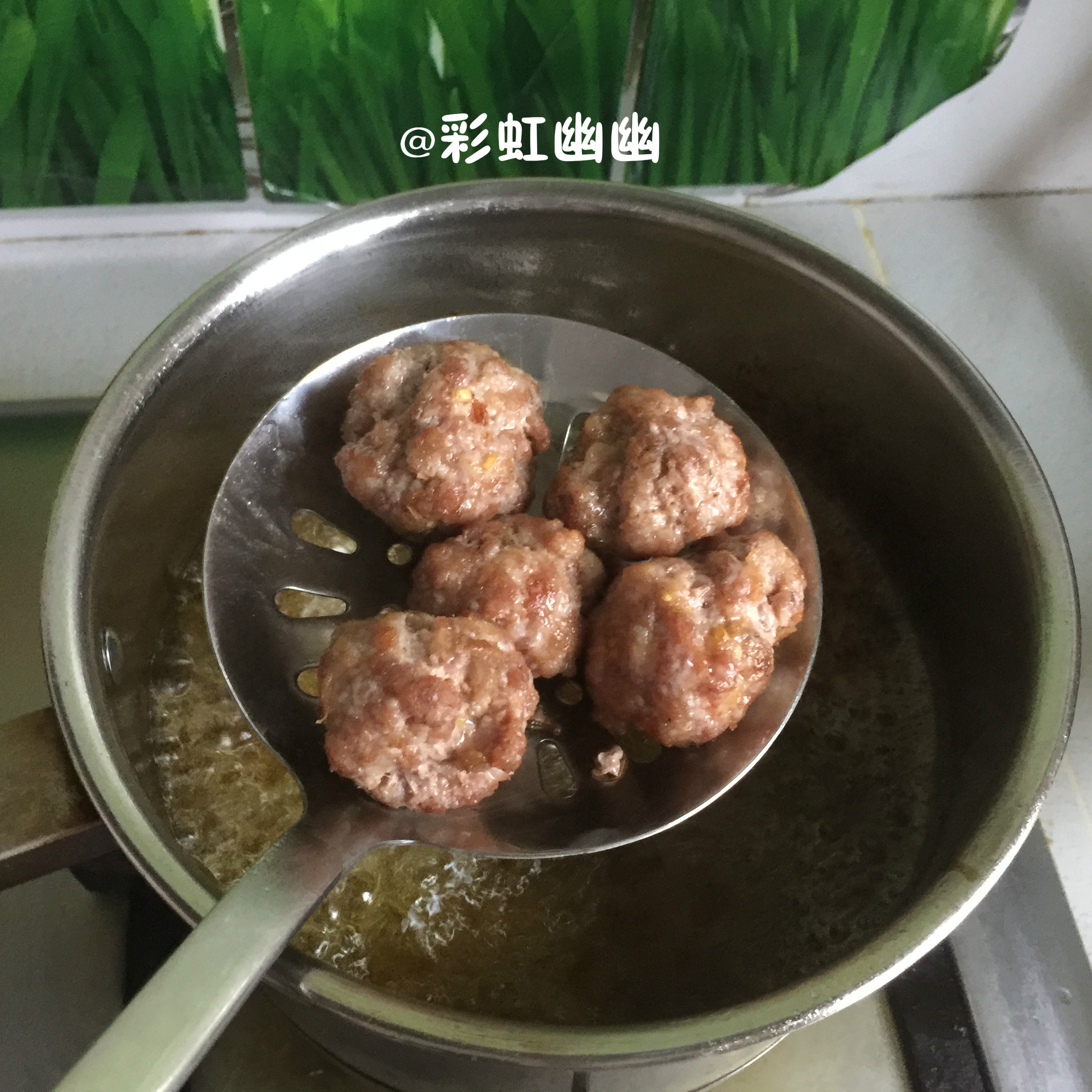 油炸猪肉丸子