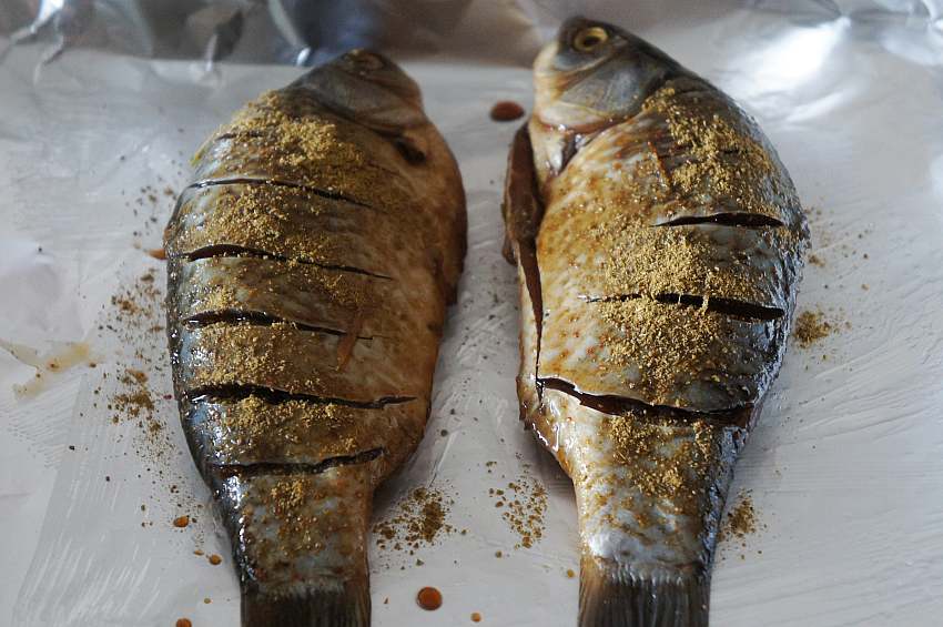 孜然烤鲫鱼