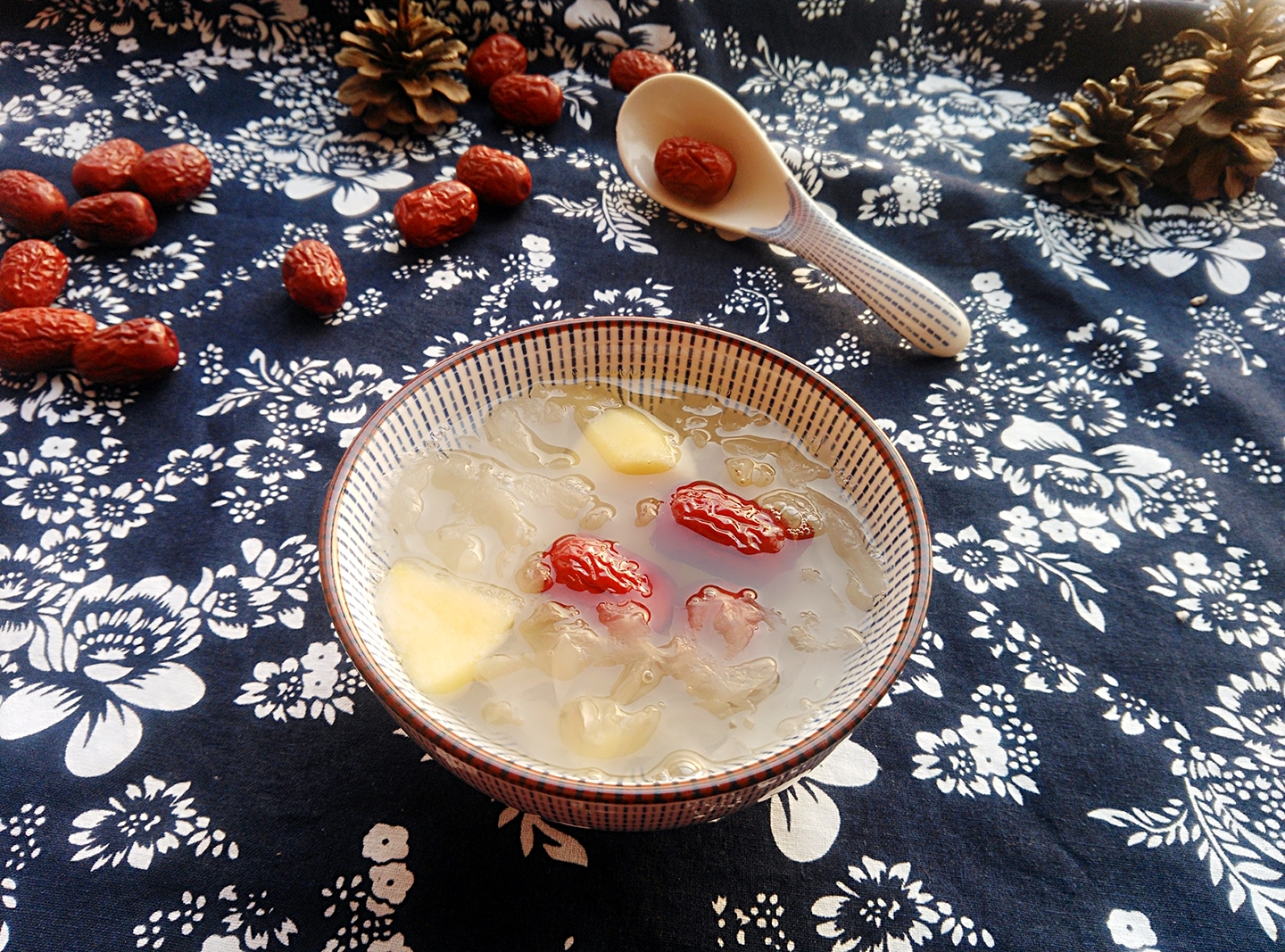 苹果红枣银耳羹