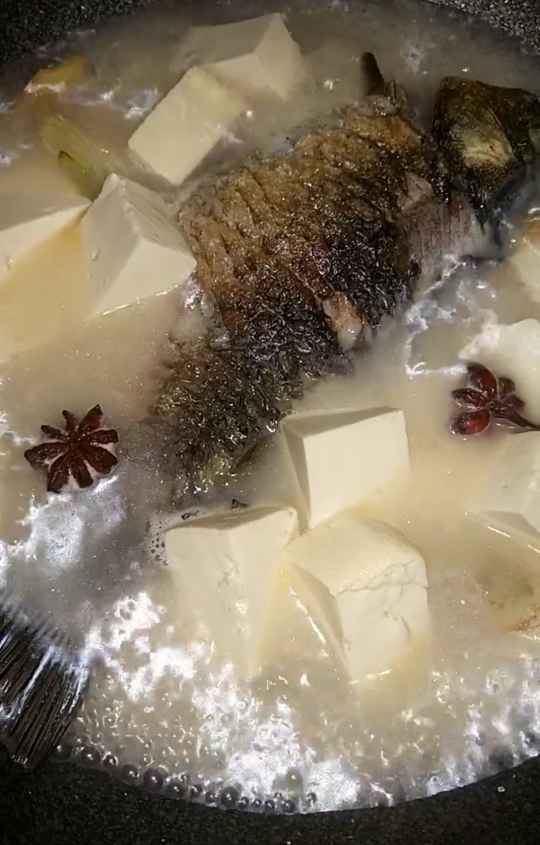 豆腐炖鱼汤