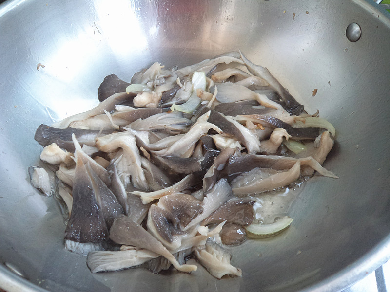 韭菜炒凤尾蘑