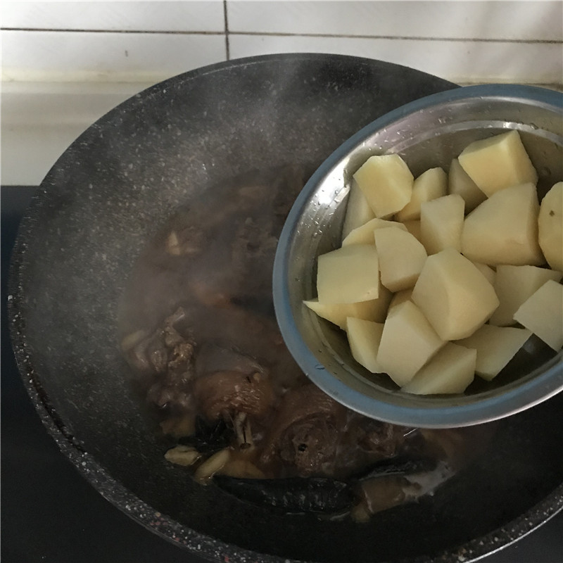 鸡肉炖土豆