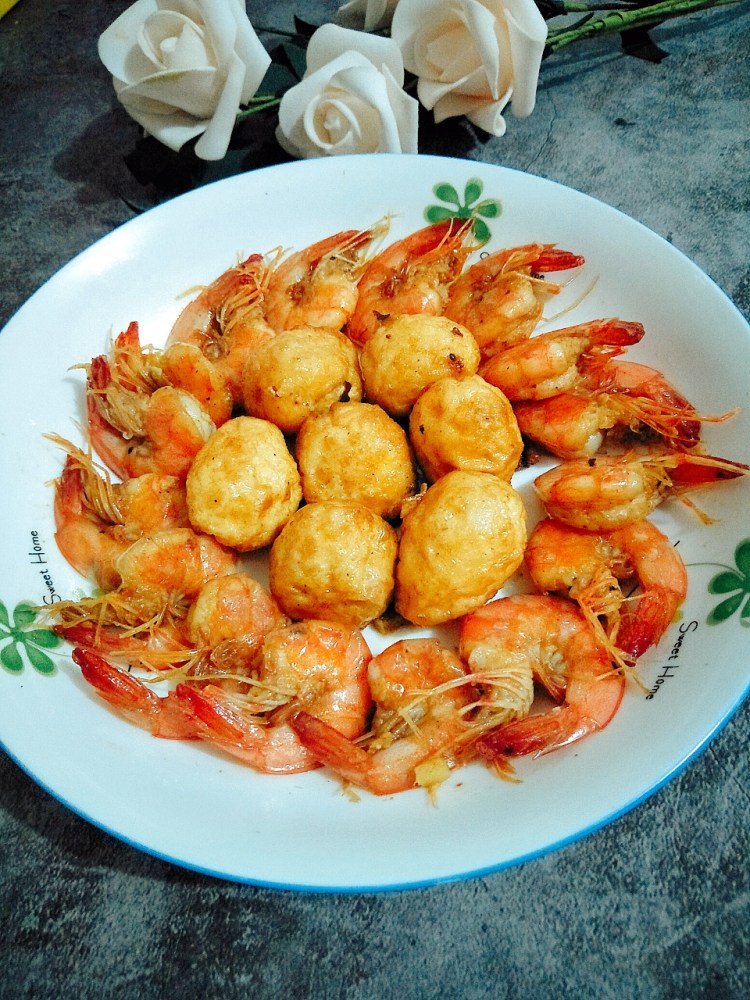 红烧鲜虾鹌鹑蛋。